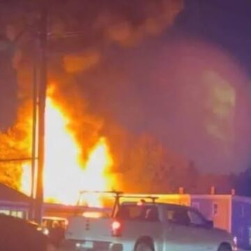 Avião de pequeno porte cai próximo de shopping na Filadélfia, nos EUA