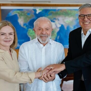 Lula define Gleisi Hoffmann como substituta de Padilha na articulação política; posse será dia 10 de março