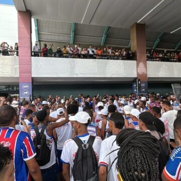 Torcida do Bahia lota aeroporto no embarque para jogo pela Pré-Libertadores