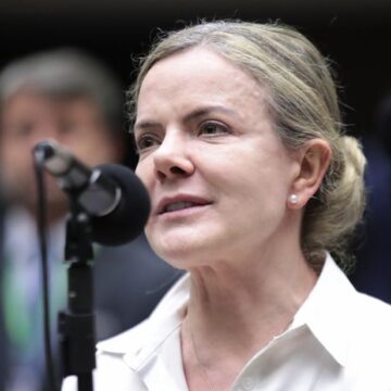 Gleisi diz que Lula é o líder que ‘mais empoderou mulheres’ após fala do petista sobre colocar ‘bonita’ na articulação