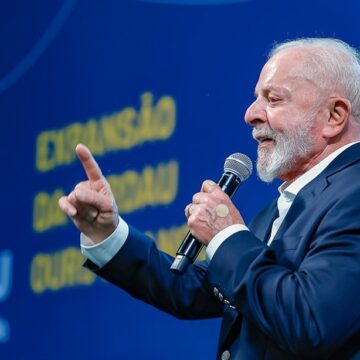 Lula defende investimentos em educação e critica dependência de programas sociais: “Brasil não pode ser eternamente pobre”