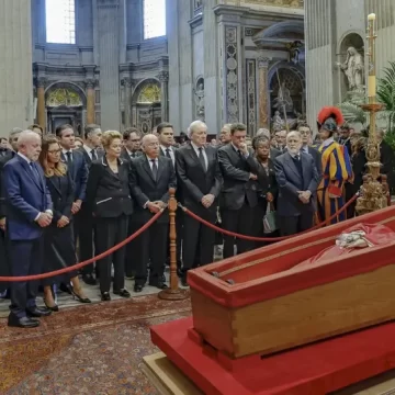Lula chega a Roma para funeral do Papa Francisco, acompanhado por comitiva de autoridades brasileiras