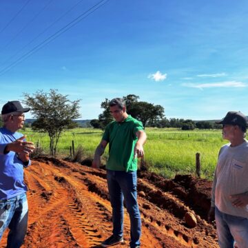 Prefeito Otoniel Teixeira acompanha retomada das obras de manutenção de estradas vicinais em Barreiras
