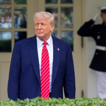 Trump ameaça impor tarifa de 25% à Apple e pressiona por produção de iPhones nos EUA