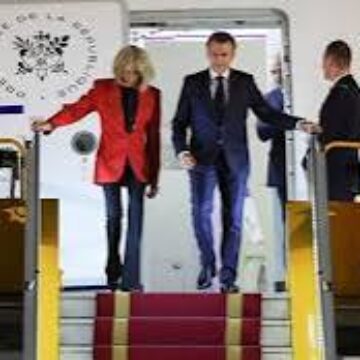 Brigitte Macron empurra rosto de Emmanuel Macron ao desembarcar no Vietnã; vídeo viraliza