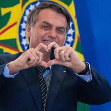Bolsonaro é aclamado por prefeitos em Brasília após vaias a Lula