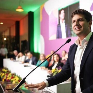 João Campos critica estratégias digitais da direita e afirma: “O que engaja muitas vezes é a mentira”