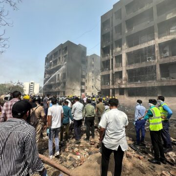 Avião com 242 pessoas cai na Índia após decolagem rumo a Londres