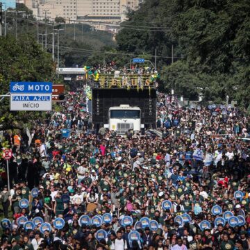 Marcha para Jesus leva multidão às ruas de SP com shows gospel, orações e bandeiras de Israel