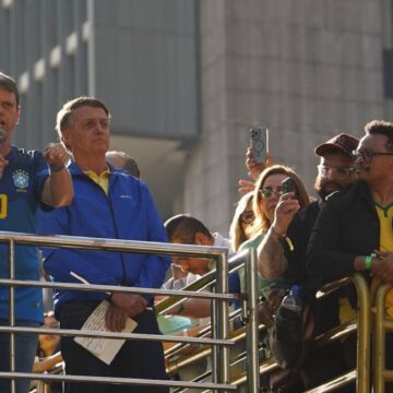 Tarcísio exalta Bolsonaro, ataca Lula e pede anistia durante ato na Paulista
