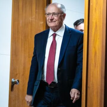 Alckmin critica tarifa de Trump e cobra dos EUA negociação justa com o Brasil