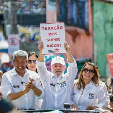 Lula levanta cartaz por taxação dos bilionários durante ato do 2 de Julho em Salvador