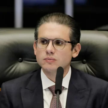Motta avalia indicar Nikolas Ferreira para relatoria da CPI do INSS em reação a embate com o governo