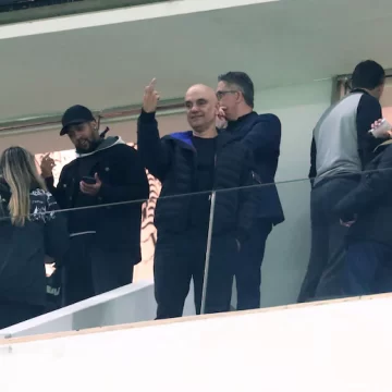 Moraes vai a jogo do Corinthians após sanção dos EUA e reage com gesto obsceno