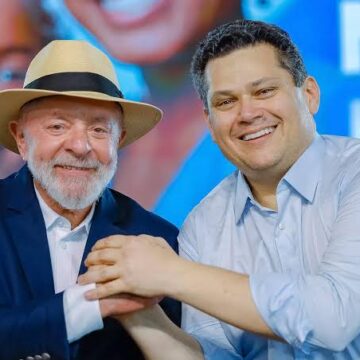 Alcolumbre deve rejeitar pedido de impeachment de Alexandre de Moraes feito por Flávio Bolsonaro