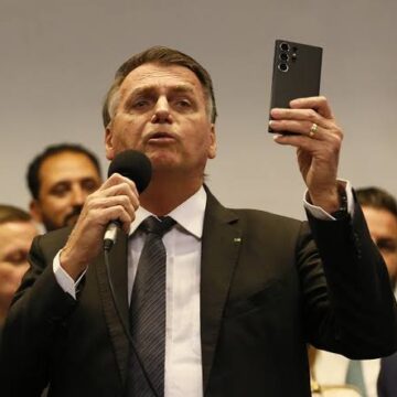 Moraes proíbe Bolsonaro de usar redes sociais e manter contato com mais de 190 pessoas