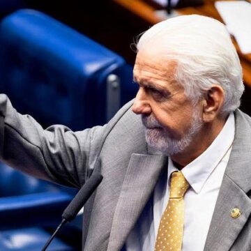 Jaques Wagner critica Bolsonaro por pedir sanções contra o Brasil: “Isso aqui não é quintal de ninguém”
