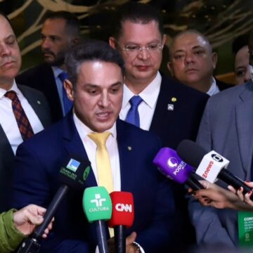 Oposição encerra ocupação da Câmara após promessa de votar fim do foro privilegiado e discutir anistia