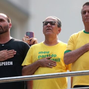 PF indiciou Jair e Eduardo Bolsonaro por coação em processo do golpe; pastor Silas Malafaia é alvo de buscas