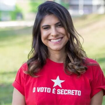 Deputada Camila Jara agride Nikolas Ferreira durante sessão na Câmara