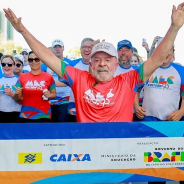Lula participa de caminhada do MEC, critica motociatas de Bolsonaro e reforça defesa da soberania nacional