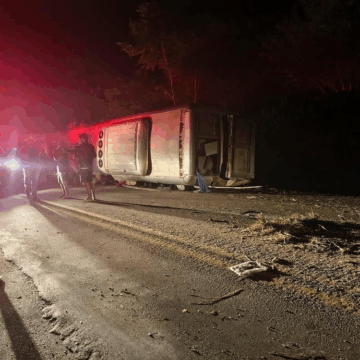 Ônibus que voltava para a Bahia após viagem de compras tomba em Pernambuco e deixa 17 mortos