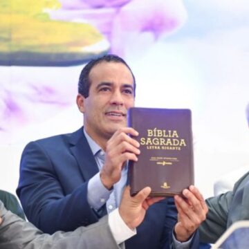 Bruno Reis sanciona lei que permite uso da Bíblia como material paradidático nas escolas de Salvador