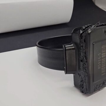 Imagens inéditas mostram como ficou tornozeleira queimada por Bolsonaro com ferro de solda