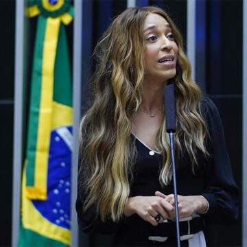 Erika Hilton denuncia delegado de Luís Eduardo Magalhães por libertação de homem que confessou assassinato de mulher trans