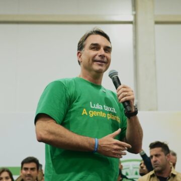 Flávio Bolsonaro faz campanha em reduto do pai na Bahia e critica governo Lula