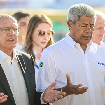 Ao lado do governador, Geraldo Alckmin participa da abertura da Bahia Farm Show