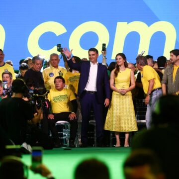 PL lança candidatura de Flávio à Presidência em evento com vídeo de Jair Bolsonaro feito por IA, apoio de Michelle e discurso de Milei