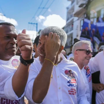 Jerônimo Rodrigues participa de desfile do 2 de Julho com aliados e se envolve em polêmica