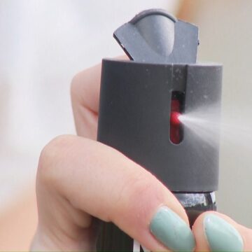 Começa a valer lei que autoriza venda de spray de pimenta para mulheres; veja regras