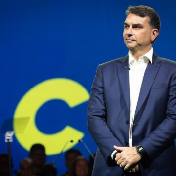 Flávio Bolsonaro vai à Justiça após Lula pedir votos a Jaques Wagner e Rui Costa em convenção na Bahia