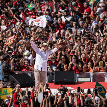 Em primeiro discurso de campanha, Lula se apresenta como ‘peão’, promete ‘libertar favelas’, faz menções a Deus e acena às mulheres