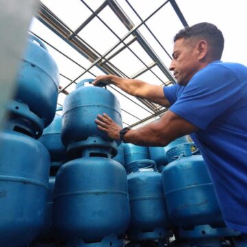 Gás de cozinha fica mais barato para consumidores na Bahia após redução de 7,1%