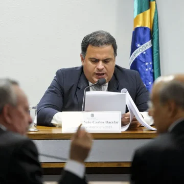 DEPUTADO JOÃO BACELAR PODE SER EXPULSO DO PL APÓS DECLARAR APOIO A JERÔNIMO