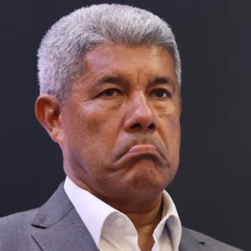 Governo Jerônimo enfrenta pressão política com fila de currículos e críticas à educação