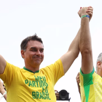 Flávio reproduz áudio de Jair Bolsonaro em primeiro ato de campanha e ataca Lula e STF