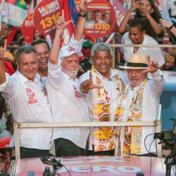 Ao lado de Lula, Rui Costa se emociona ao relembrar infância na Liberdade e manda recado para jovens