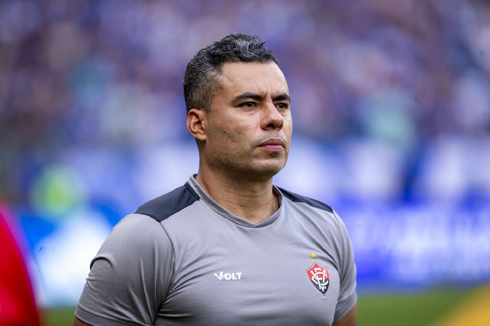 jair-ventura-tecnico-do-vitoria-1762027377652_v2_1920x1279