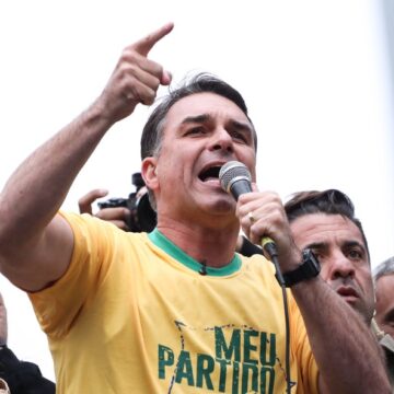 Flávio Bolsonaro cumpre agenda de campanha em Vitória da Conquista