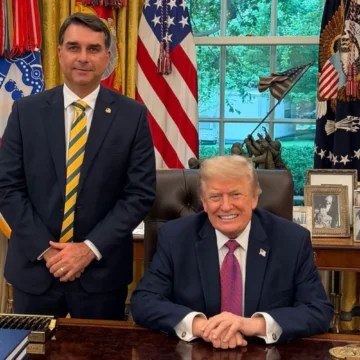 Trump evita apoiar declaração de Flávio Bolsonaro de que é o verdadeiro presidente do Brasil: ‘Não vou me envolver’