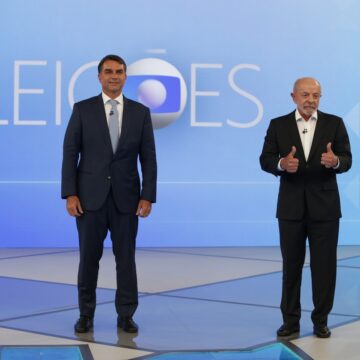Lula e Flávio Bolsonaro trocam acusações sobre milícias, economia e saúde no último debate presidencial