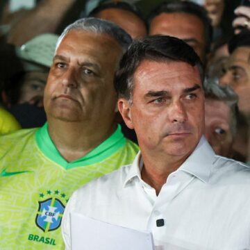 Moraes determina que Flávio Bolsonaro entregue passaporte e proíbe que ele deixe o país