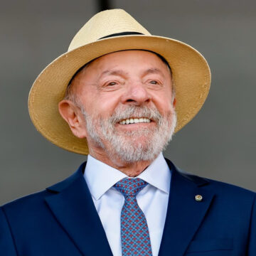 Lula é reeleito presidente do Brasil em virada histórica
