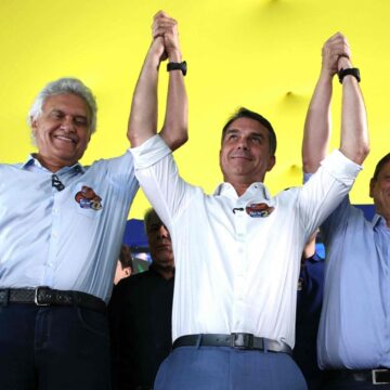 Flávio Bolsonaro recebe apoio de Ronaldo Caiado e fala em mudar Constituição