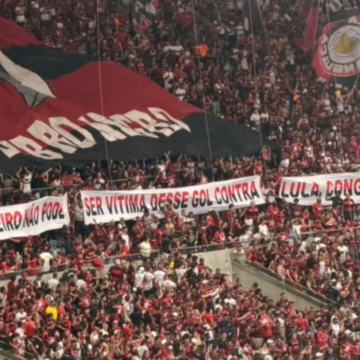 Torcida do Flamengo protesta contra Lula, Congresso e STF por proibição das bets