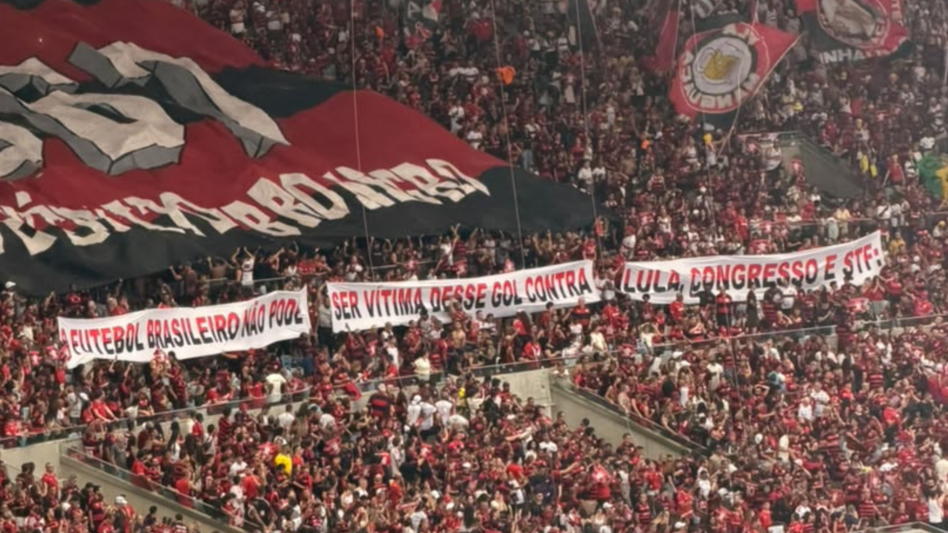 Torcida-do-Flamengo-faz-protesto-contra-Lula-Congresso-e-STF